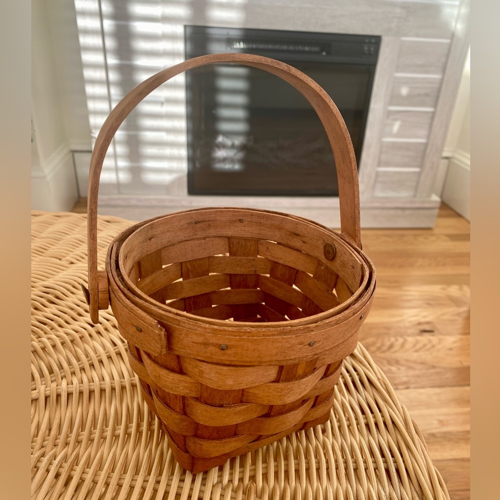vintage handmade longaberger basket
4” x 4” x 4” (stands 8” with handle up)